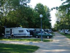 Caravanes et voitures sur camping en Bourgogne